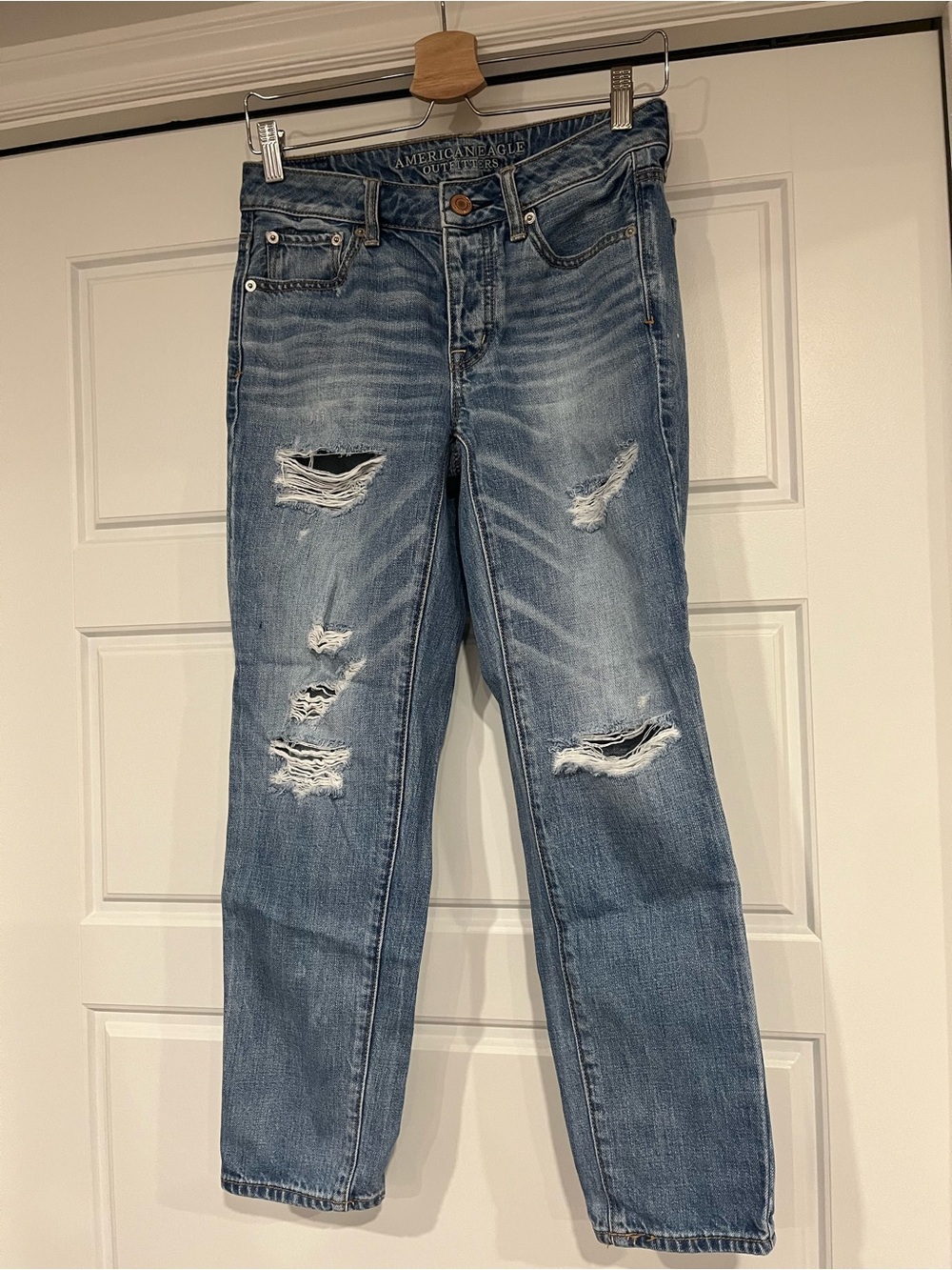 Americano Eagle Outfitters Women's Distressed Blue Jeans